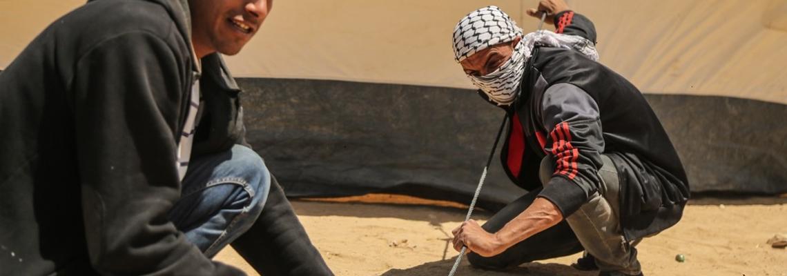 نقل خيام العودة على حدود القطاع استعداداً لجمعة "الشهداء والأسرى"