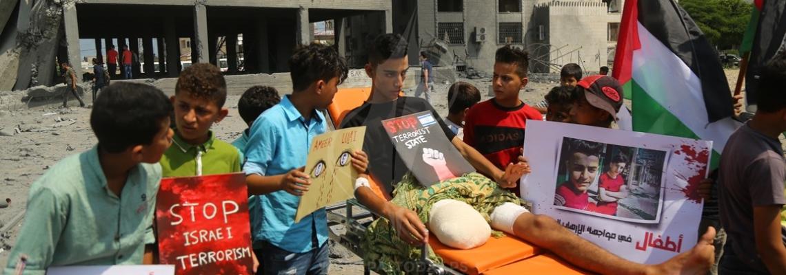 مصابوا مسيرات العودة من الأطفال في وقفة احتجاجية أمام مقر الكتيبة المدمر أمس ضد استهداف الأطفال المدنيين في غزة