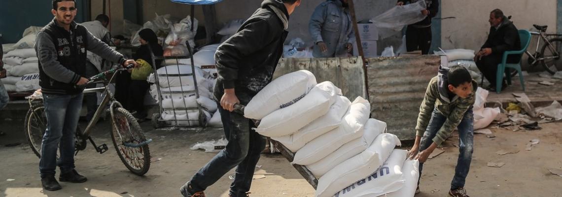 غزيون يتلقون مساعدتهم من الاونروا في ظل الازمة المالية التي تعصف بالوكالة