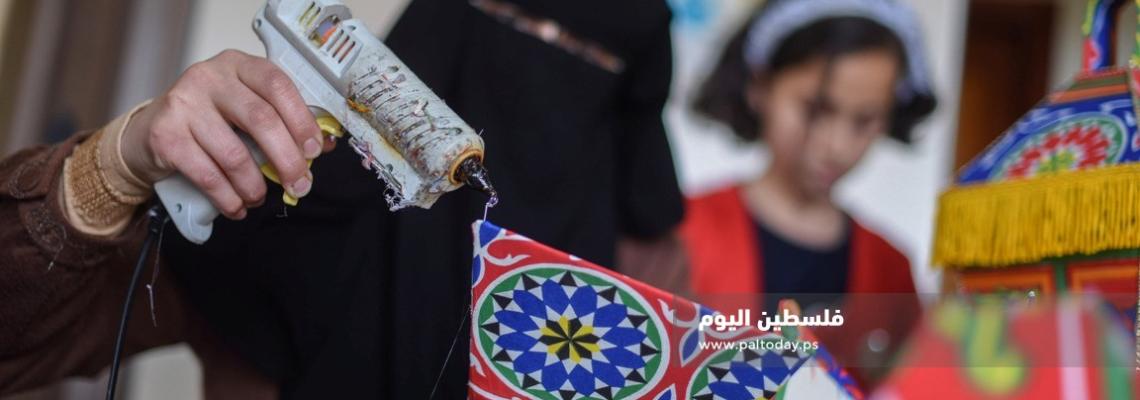 "أسرة الفوانيس".تستغل الحجر المنزلي و تصنع فوانيس رمضان . 
