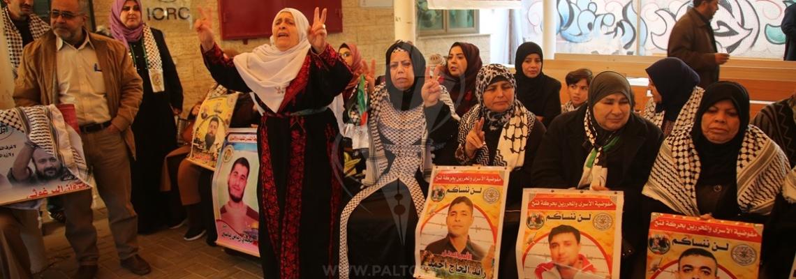 اعتصام اهالى الاسرى امام مقر الصليب الاحمر بمدينة غزة