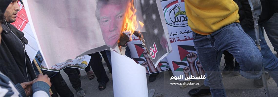 متظاهرون فلسطينيون يحرقون صوراً لنتنياهو وترامب في وقفة رافضة لصفقة القرن وسط قطاع غزة