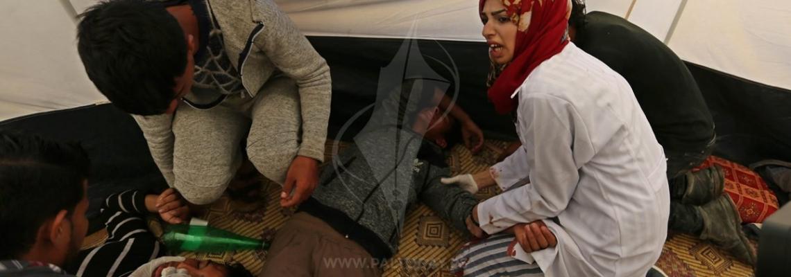 المسعفة رزان النجار تخاطر بحياتها من أجل إنقاذ الجرحى في مسيرة العودة شرقي خان يونس