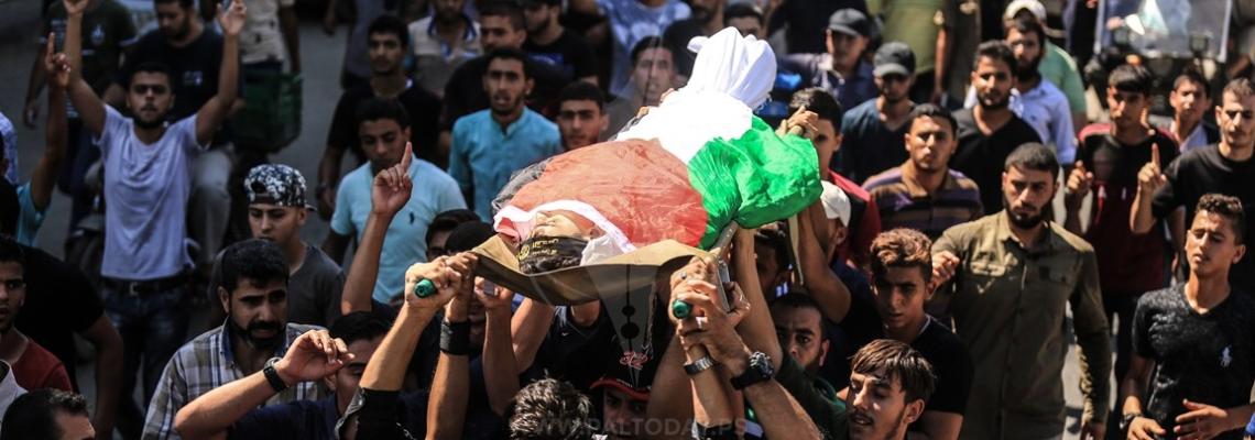 آلاف الفلسطينيين يُشيّعون جثمان الشهيد عماد اشتيوي الذي استشهد برصاص الاحتلال