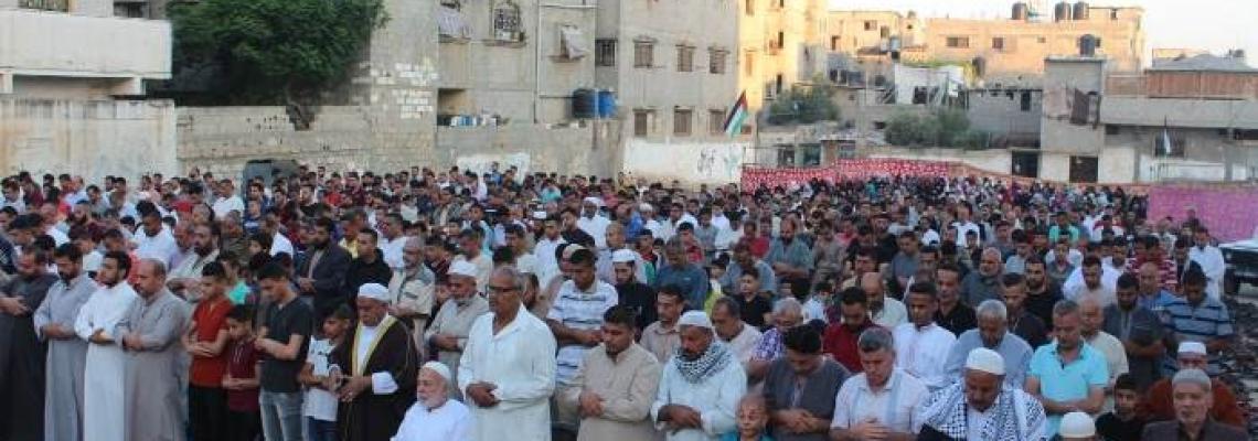 بدعوة من الجهاد .. آلاف المواطنين يؤدون صلاة العيد في جميع مناطق قطاع غزة