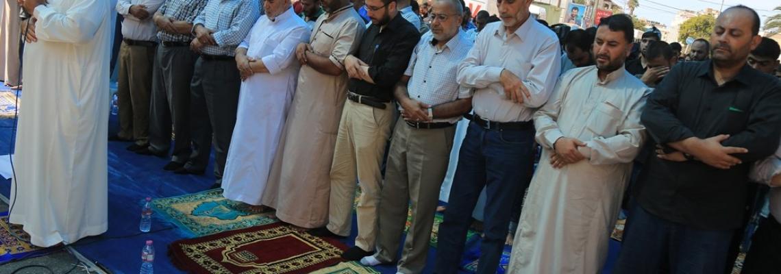غزة :الجهاد تقيم صلاة الجمعة امام مقر الصليب الاحمر للتضامن مع القيادي المضرب عن الطعام طارق قعدان