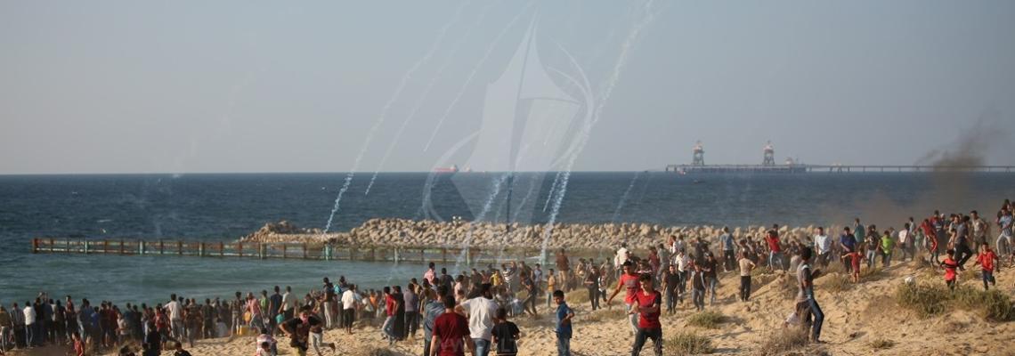متظاهرون فلسطينيون يشاركون في مسيرات العودة قرب بوابة زيكيم العسكرية شمال غزة