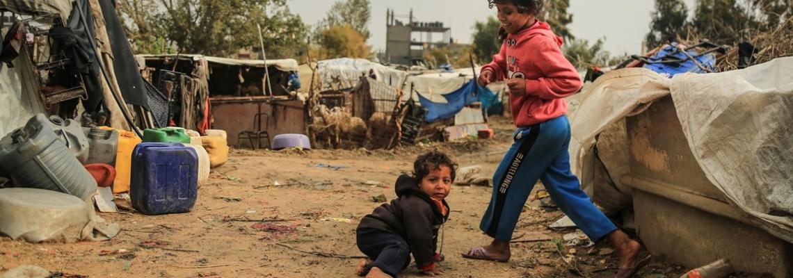 أطفالٌ فلسطينيون يلعبون امام منزل عائلتهم في منطقة فقيرة جنوب حي الزيتون شرق غزة