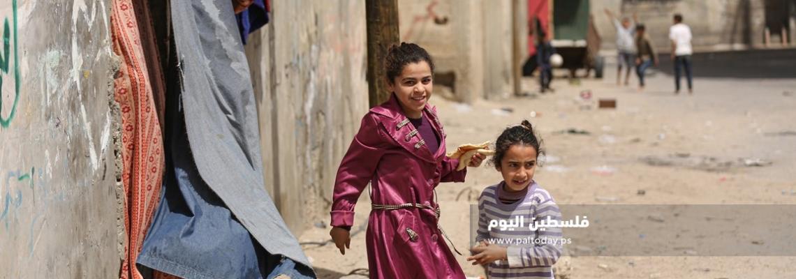 أطفال مخيم الشاطئ يحاولون سرقة الفرح بلحظات لعب وسط اجراءات احترازية بسبب كورونا