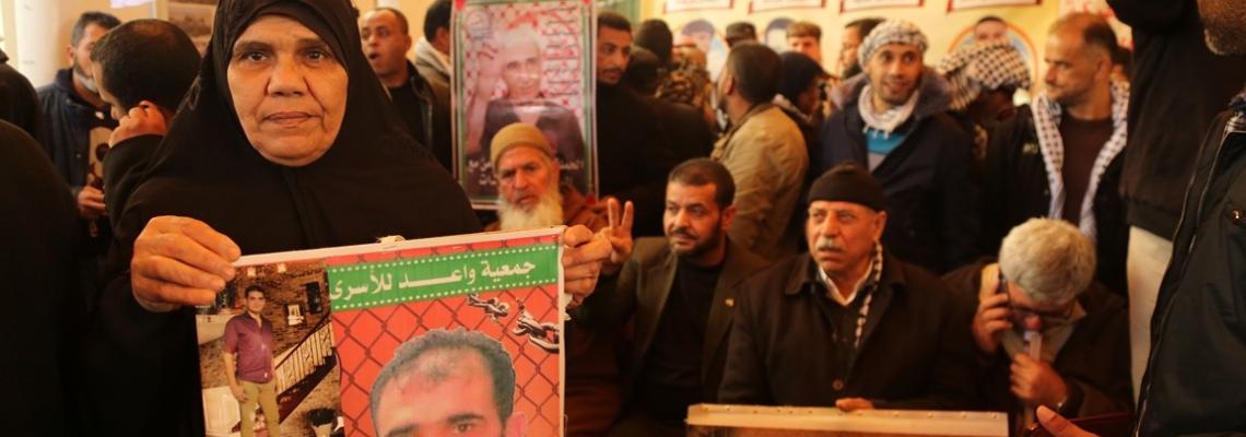اعتصام اهالى الاسرى امام مقر الصليب الاحمر بمدينة غزة