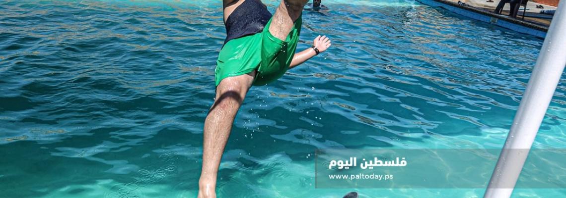 أشخاص من ذوي الاحتياجات الخاصة يتدربون على السباحة