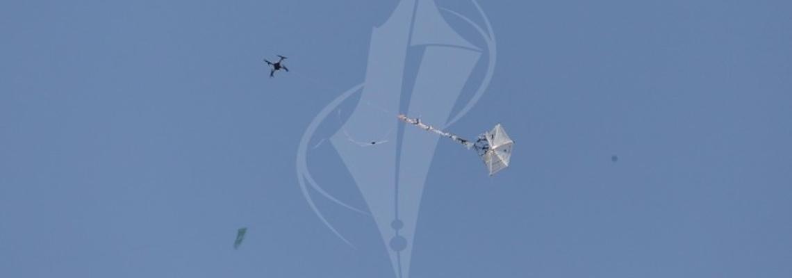 طائرة إسرائيلية تحاول ايقاف الطائرات الورقية الحارقة التي يطلقها المتظاهرون شرق قطاع غزة