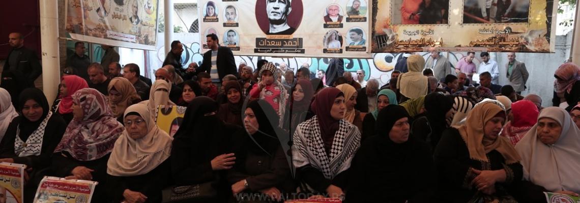 اعتصام اهالى الاسرى امام مقر الصليب الاحمر بمدينة غزة