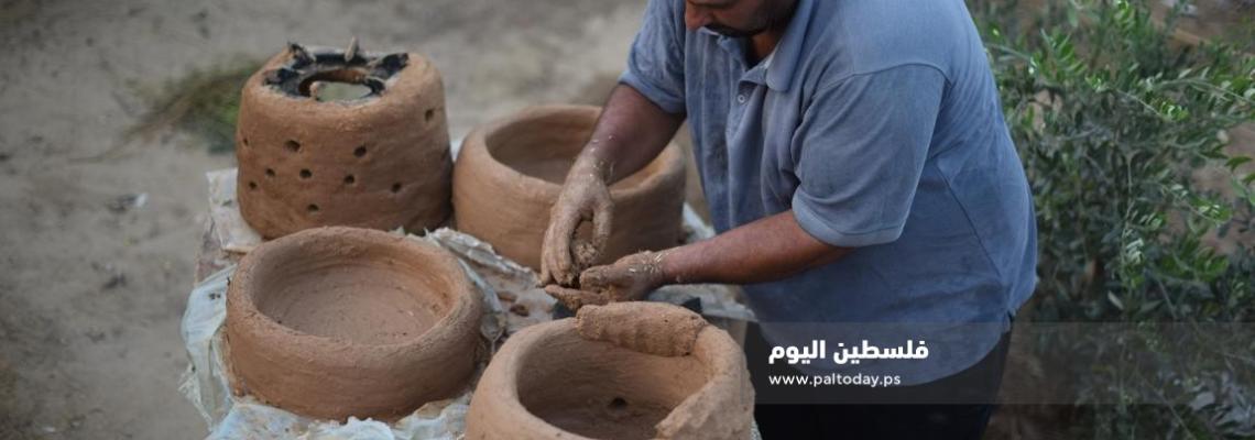 في خانيونس .. " مهند النجار " يستثمر الحجر المنزلي في صناعة أفران الطين . 
