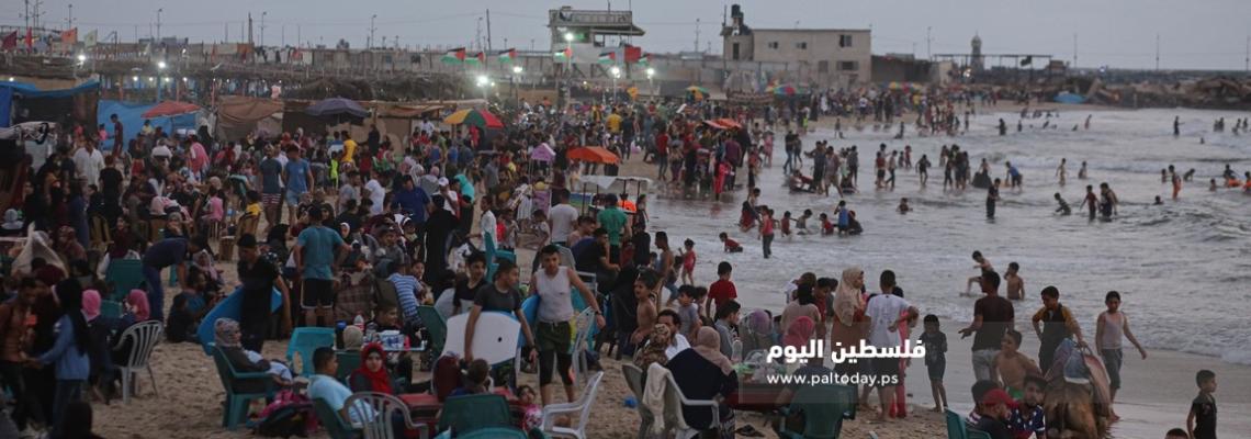 الغزيون يهربون إلى شواطئ بحر غزة من حرارة الجو وانقطاع التيار الكهربائي