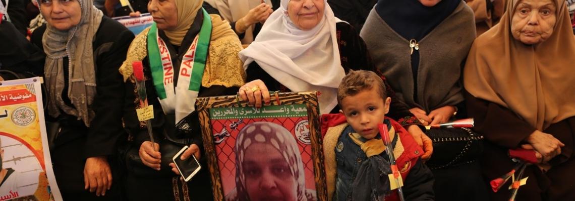 اعتصام اهالى الاسرى امام مقر الصليب الاحمر بمدينة غزة