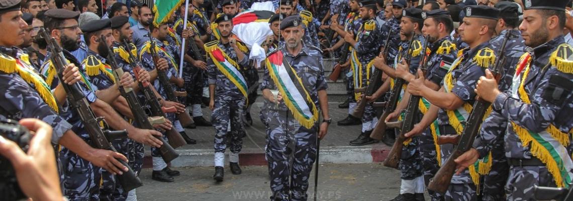 الشرطة الفلسطينية بغزة  تودع الشهيد العقيد عبد الرحيم عباس بجنازة عسكرية