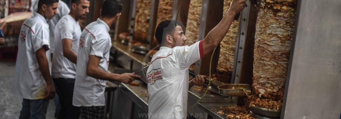 " الشاورما " من طقوس العيد فى غزة