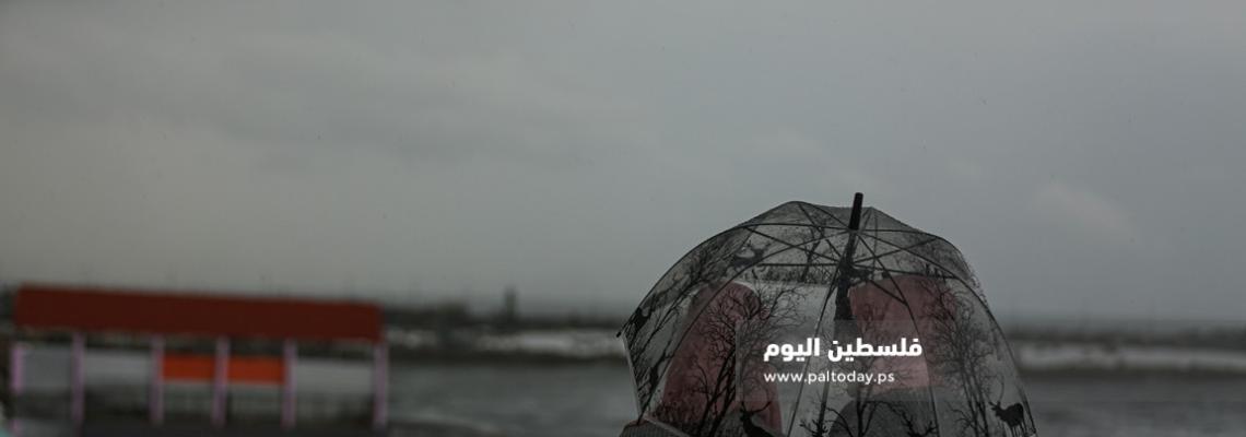 الغزيون يقضون أوقاتهم تحت الأمطار في ظل اجواء باردة