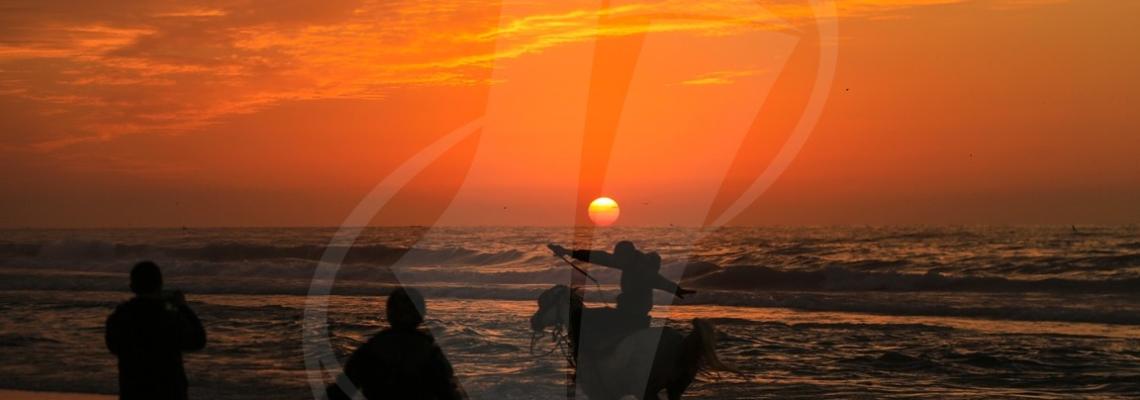 غزيون يلهون على شاطئ بحر غزة رغم الأجواء الباردة
