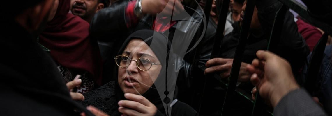 آلاف العالقين يتدفقون إلى صالة أبو يوسف النجار للتسجيل أسمائهم للسفر عبر معبر رفح البري