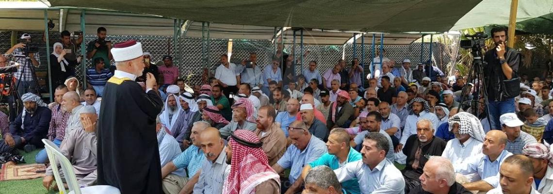 المئات يؤدون صلاة الجمعة بالخان الأحمر في مواجهة تهويده