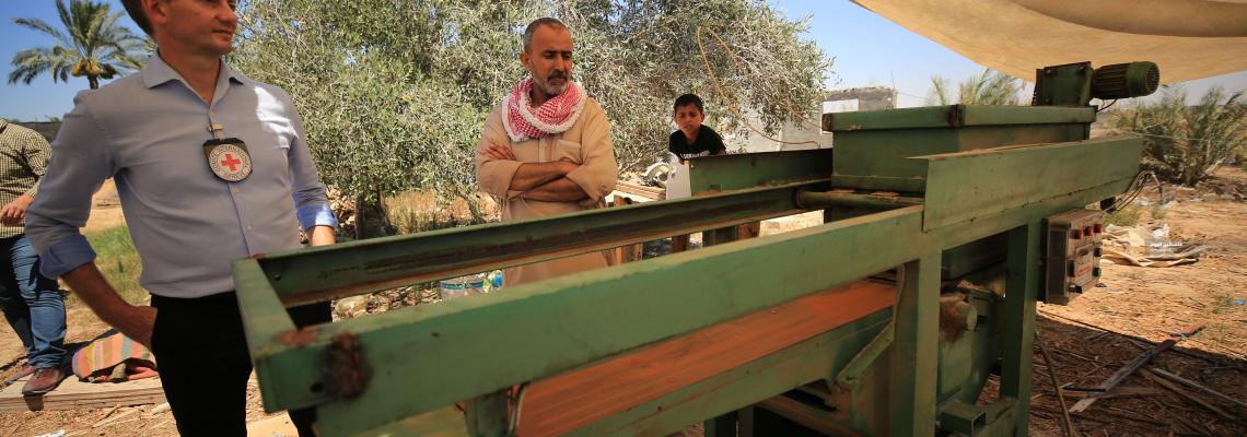 الصليب الاحمر يزور المشاريع التي تم تنفيذها وتمويلها في غزة