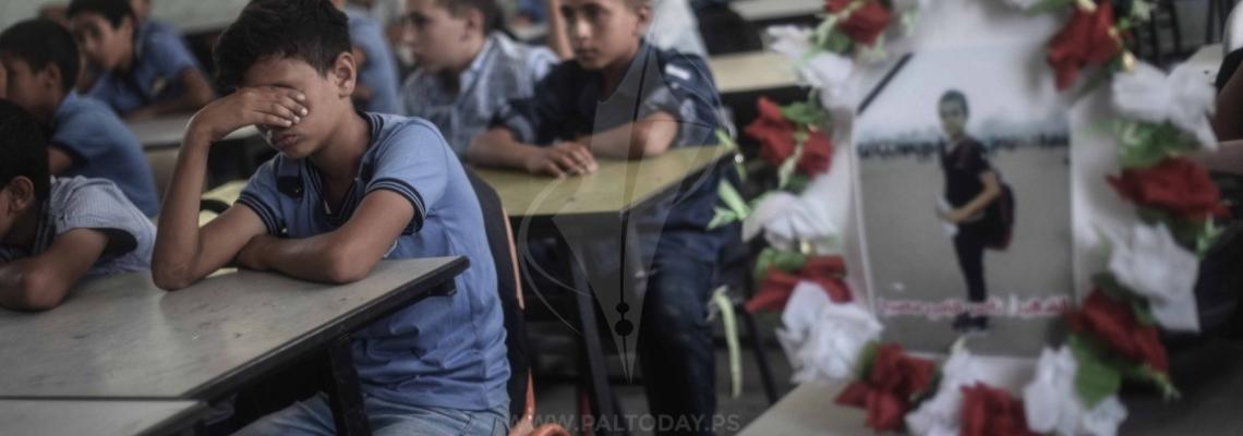 حالة من الحزن والحداد داخل الفصل الدراسى الخاص بالطفل الشهيد  ناصر مصبح  فى مدرسته بمدينة خانيونس