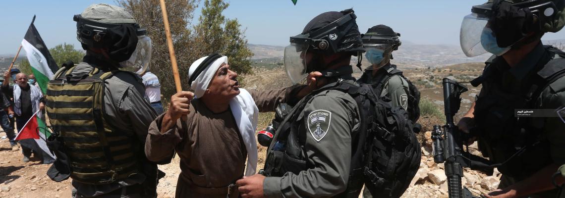جنود الاحتلال يقمعون مسيرة مناهضة للاستيطان ومصادرة الأراضي في قرية عصيرة الشمالية