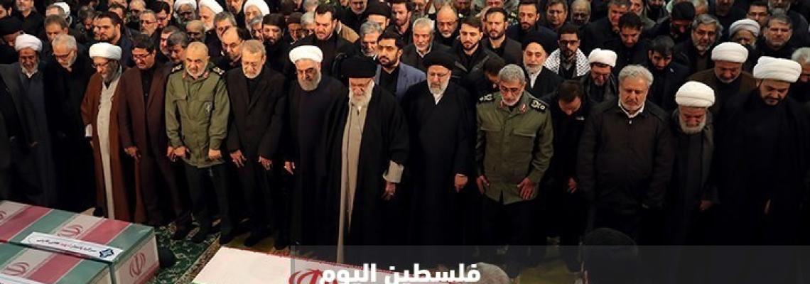 قائد الثورة الاسلامية يؤدي صلاة الجنازة على جثماني الشهيدين "سليماني"و"المهندس"