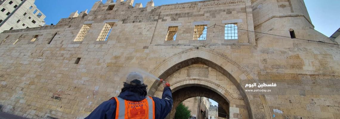 في اليوم الثاني من الاغلاق الشامل: بلدية خانيونس تُعقم مؤسسات والشوارع المحافظة