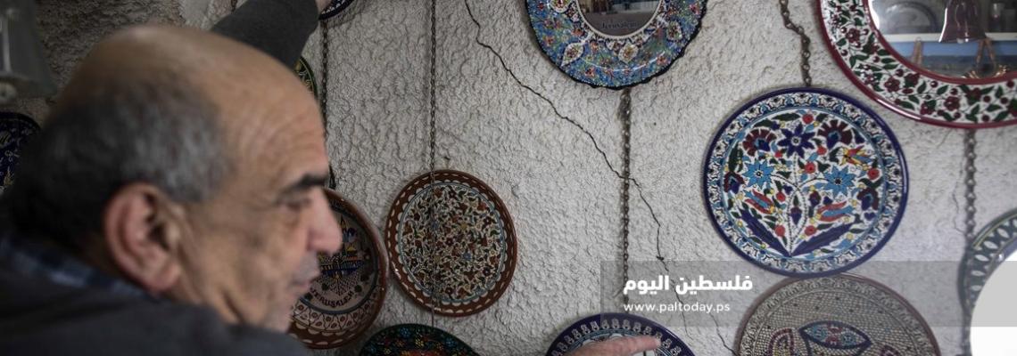 تشققات وتصدعات وتسرب مياه في حوش النيرسات في حي باب السلسلة بسبب الحفريات