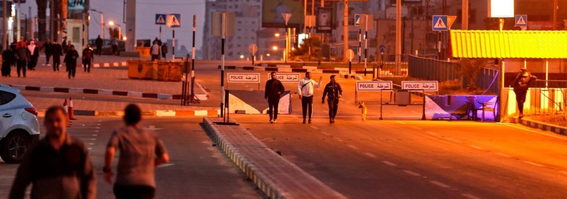 جانب من قيام المواطنين باداء الرياضة الصباحية على شاطئ بحر مدينة غزة*