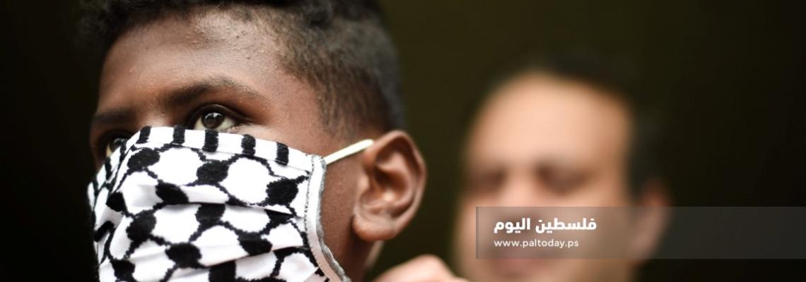 كمامة بلون الكوفية الفلسطينية للحماية من كورونا 