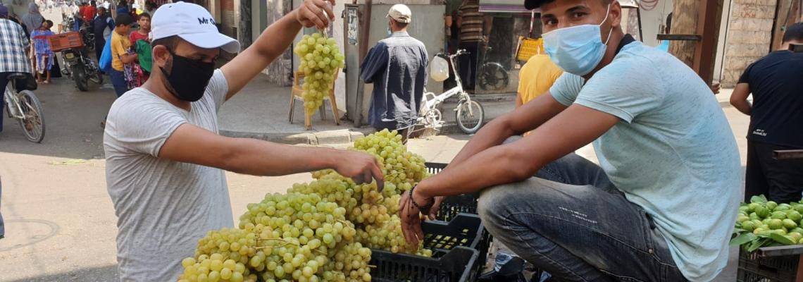 فتح المحال وتحركات المواطنين لشراء حاجياتهم في المناطق التي تم تخفيف الإجراءات فيها 