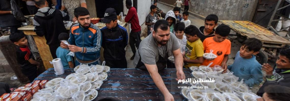 صاحب مطعم شعبى فى دير البلح  يوزع الطعام بشكل مجاني على المحتاجين فى شهر رمضان 