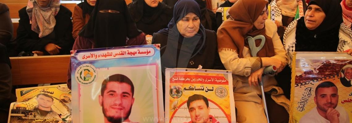 اعتصام اهالى الاسرى امام مقر الصليب الاحمر بمدينة غزة