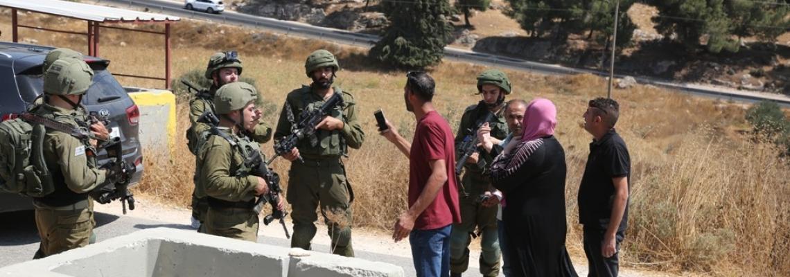 الخليل - جيش الاحتلال ينكل بالمواطنين ويعيق حركتهم عند احد الحواجز المقامة على مداخل مدينة الخليل
