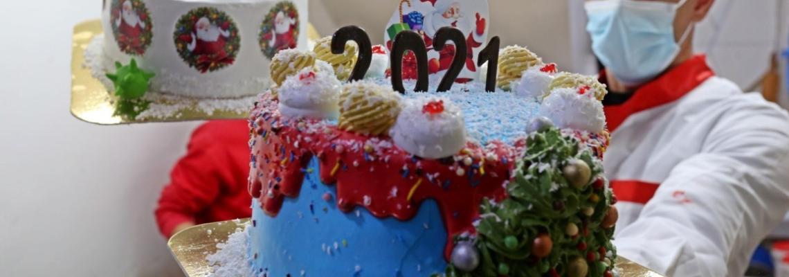 صاحب محل كيك جنوب القطاع يصنع قوالب الجاتوهات بشعار كورونا والعام الجديد