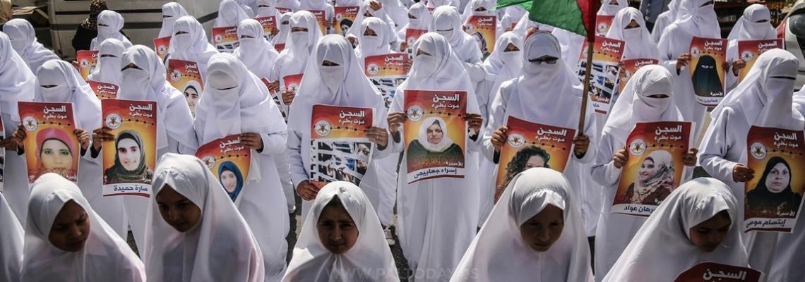 العمل النسائي تنظم فعالية تضامنية مع الأسيرات عشية يوم الأسير الفلسطيني