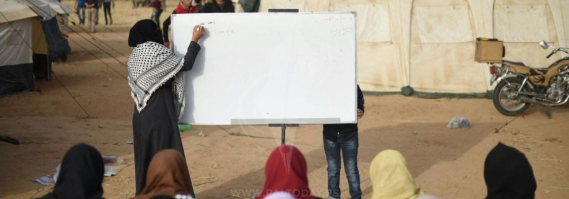 المعلمة وسام ابو طعيمة تعطى دروس تقوية داخل مخيم العودة فى بلدة خزاعة جنوب القطاع