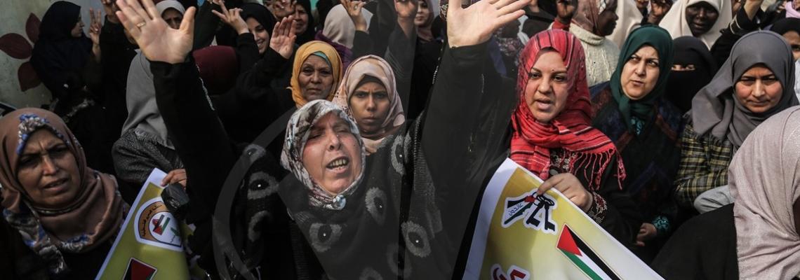 مواطنون يعتصمون أمام مقر الأونروا في النصيرات احتجاجاً على تقليص خدماتها