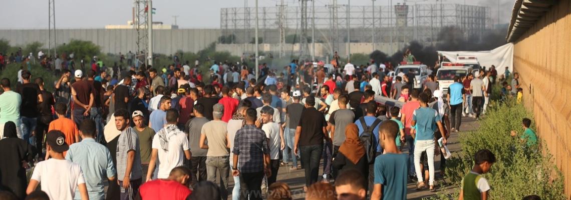 الآلاف يشاركون في مسيرة "معا لحماية حقوق اللاجئين وكسر الحصار" قرب حاجز بيت حانون شمال قطاع غزة