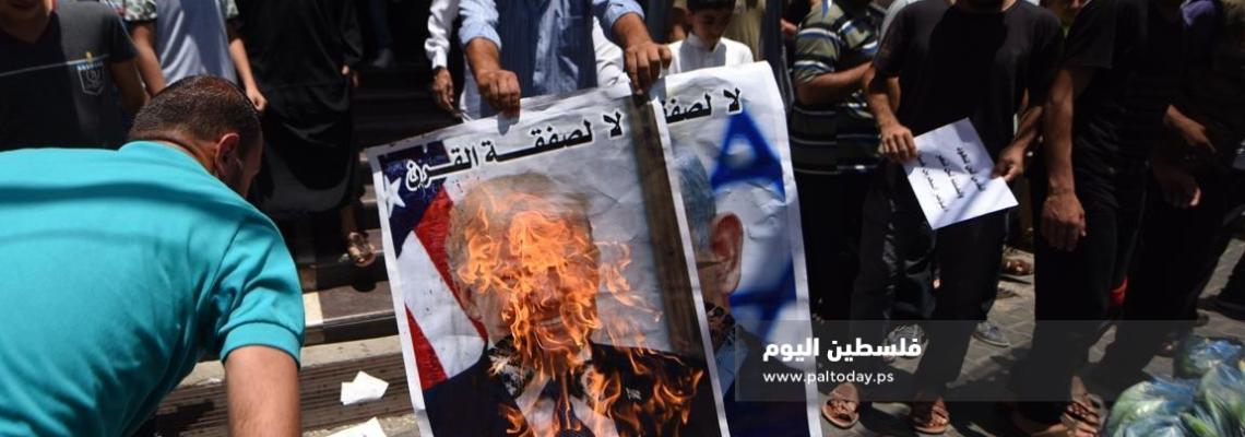 إحراق صور ترامب ونتنياهو بخانيونس ضمن الاحتجاجات على ورشة البحرين