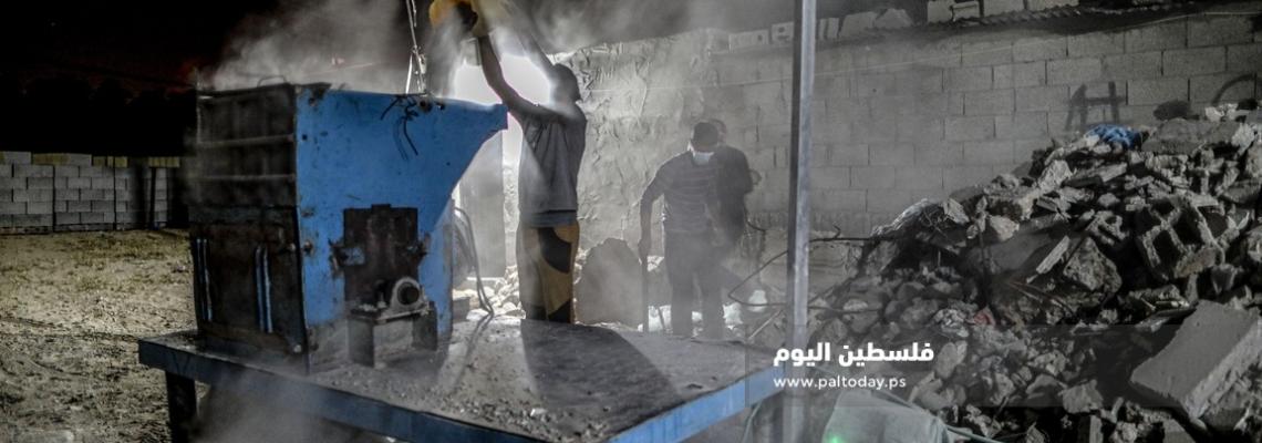 عمال فلسطينيون يرتدون الاقنعة الواقية خشية من كورونا أثناء ممارسة مهنتهم الشاقة في ليل رمضان