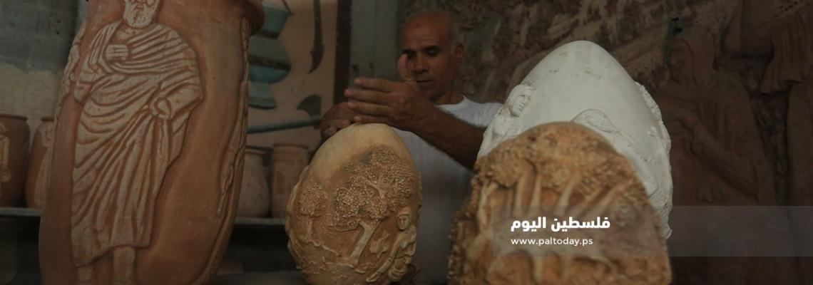 الفنان بسام الحجار يمارس فن  النحت على الفخار في مدينة غزة 
