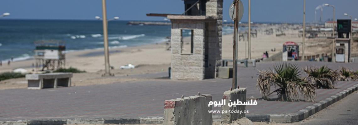 بلدية غزة تنصب مكعبات اسمنتية بالقرب من رصيف "كورنيش البحري" لمنع التجمعات ضمن جهود مواجهة كورونا