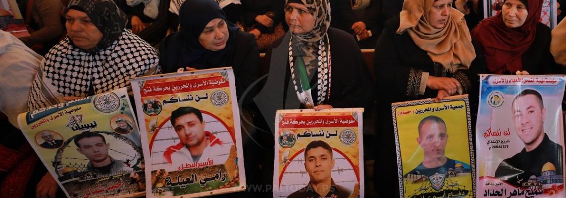 اعتصام اهالى الاسرى امام مقر الصليب الاحمر بمدينة غزة