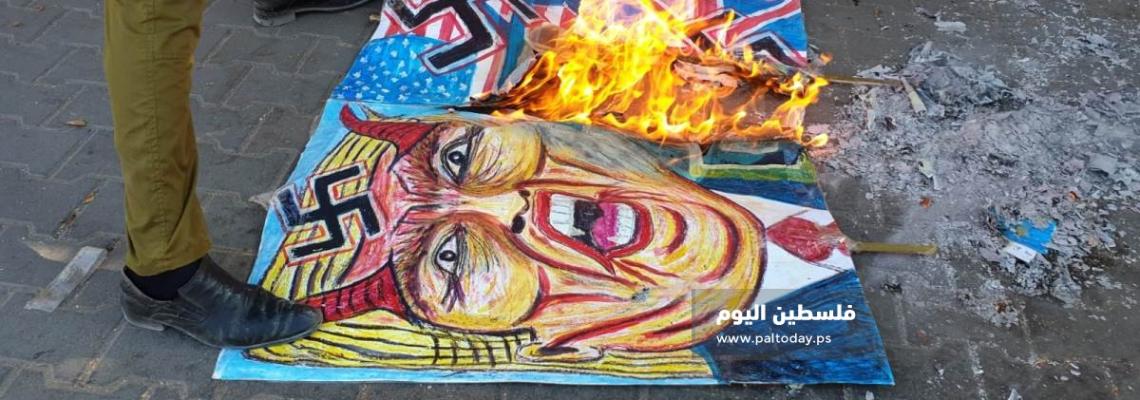 إحراق صور ترامب ونتنياهو بغزة ضمن الاحتجاجات على ورشة البحرين.