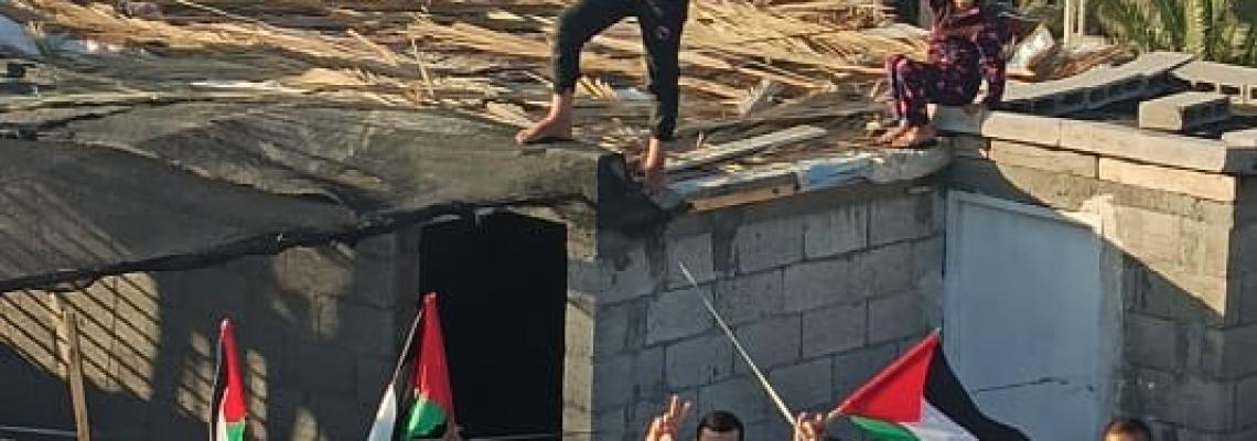 غزة :عائلاتٌ ترفع أعلام فلسطين فوق منازلها رفضًا للتطبيع العربي مع الاحتلال